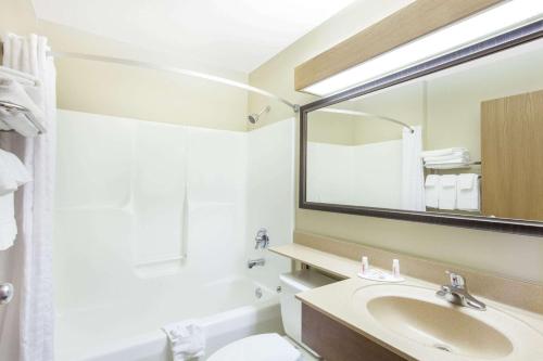 Ένα μπάνιο στο Super 8 by Wyndham Richlands/Claypool Hill Area