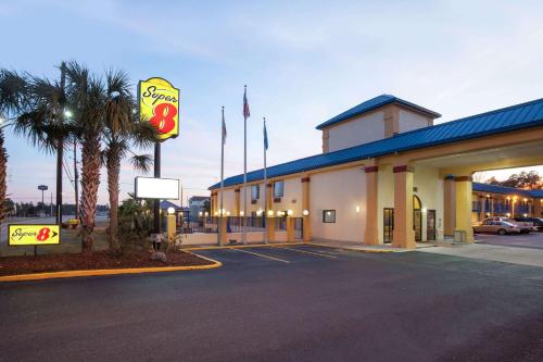 a mobiloco gas station in a parking lot at Super 8 by Wyndham Hammond in Hammond