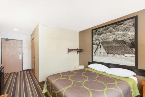Ένα ή περισσότερα κρεβάτια σε δωμάτιο στο Super 8 by Wyndham Richlands/Claypool Hill Area