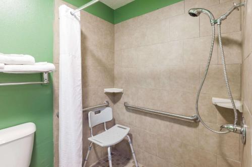 Phòng tắm tại Super 8 by Wyndham Chickasha
