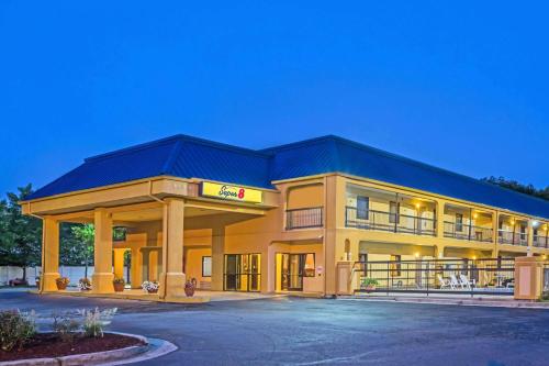 ノークロスにあるSuper 8 by Wyndham Norcross/I-85 Atlantaの正面に看板があるホテル