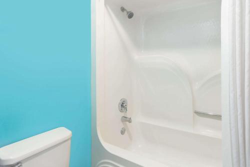 布倫瑞克的住宿－南不倫瑞克速8汽車旅館，带淋浴和白色卫生间的浴室