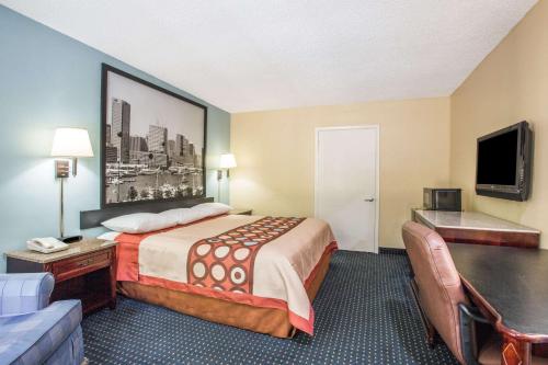 Televisyen dan/atau pusat hiburan di Super 8 by Wyndham Camp Springs/Andrews AFB DC Area