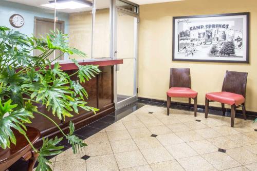 Ruang duduk di Super 8 by Wyndham Camp Springs/Andrews AFB DC Area