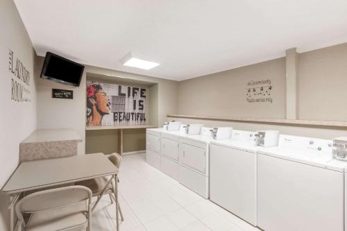 Ett badrum på Super 8 by Wyndham Schenectady/Albany Area