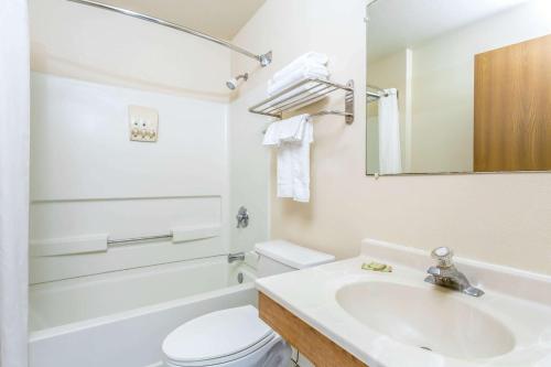biała łazienka z umywalką i toaletą w obiekcie Super 8 by Wyndham Mesa Gilbert w mieście Mesa