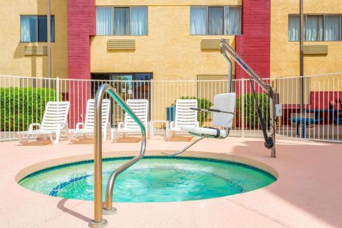 Kolam renang di atau dekat dengan Super 8 by Wyndham Mesa Gilbert