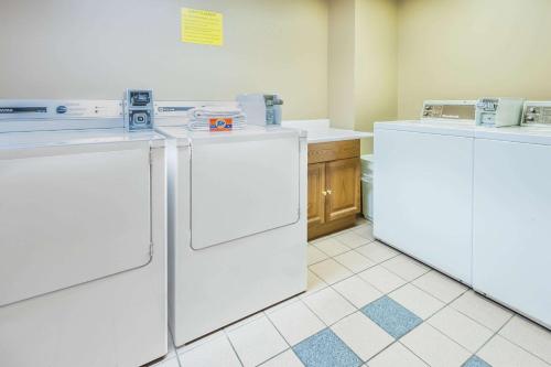 uma cozinha com 2 frigoríficos brancos num quarto em Super 8 by Wyndham Calgary/Airport em Calgary