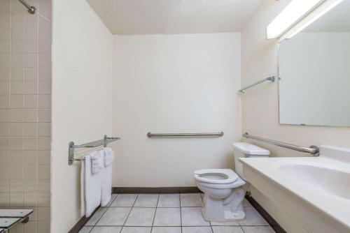 Un baño de Super 8 by Wyndham Denton