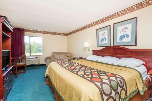 Super 8 by Wyndham Piedmont Greenville Areaにあるベッド