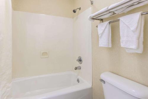 Et badeværelse på Super 8 by Wyndham Decatur/Lithonia/Atl Area