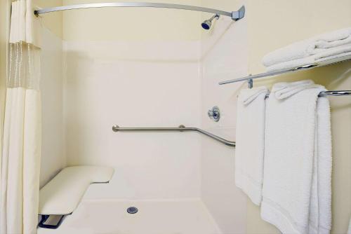 Un baño de Travelodge by Wyndham St. Louis