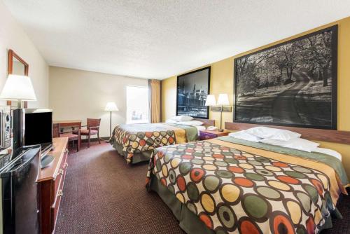 シェファーズビルにあるSuper 8 by Wyndham Shepherdsville - Louisville South I65のベッド2台と薄型テレビ付きのホテルの部屋