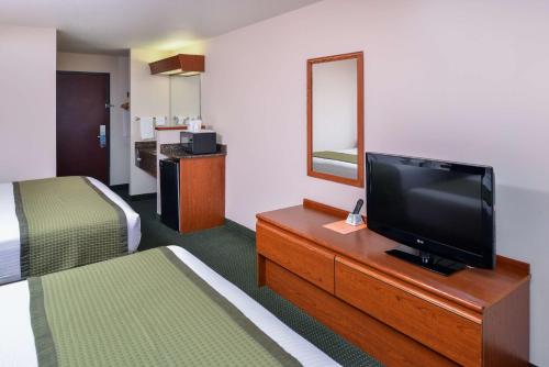 TV a/nebo společenská místnost v ubytování Travelodge by Wyndham, Newberg