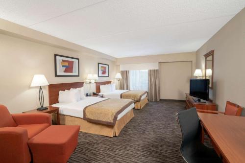 Телевизор и/или развлекательный центр в Wingate by Wyndham Charlotte Airport