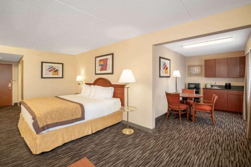 Кровать или кровати в номере Wingate by Wyndham Charlotte Airport