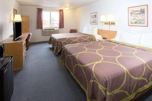 Cama ou camas em um quarto em Super 8 by Wyndham Redmond