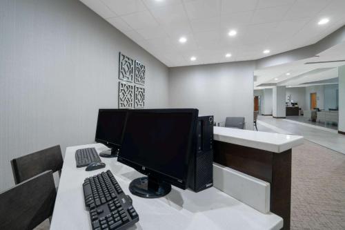 Телевизор и/или развлекательный центр в Wingate by Wyndham Charlotte Airport