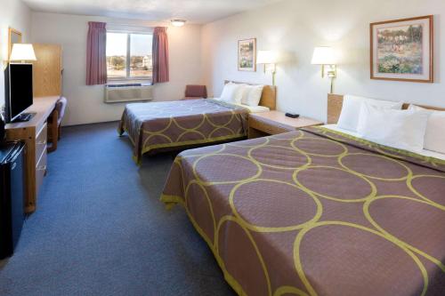 Cama ou camas em um quarto em Super 8 by Wyndham Redmond