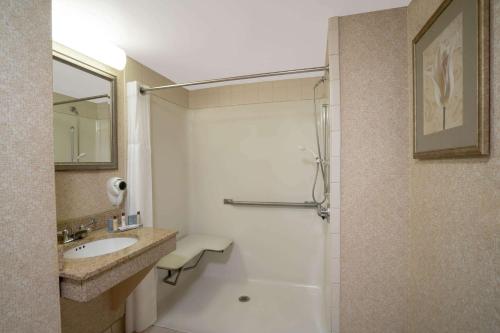 Ванная комната в Wingate by Wyndham Charlotte Airport