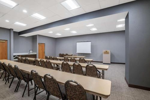 Бизнес-центр и/или конференц-зал в Wingate by Wyndham Charlotte Airport