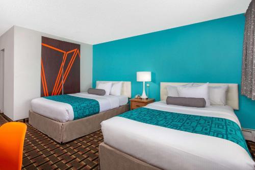 Postel nebo postele na pokoji v ubytování Howard Johnson by Wyndham Colorado Springs