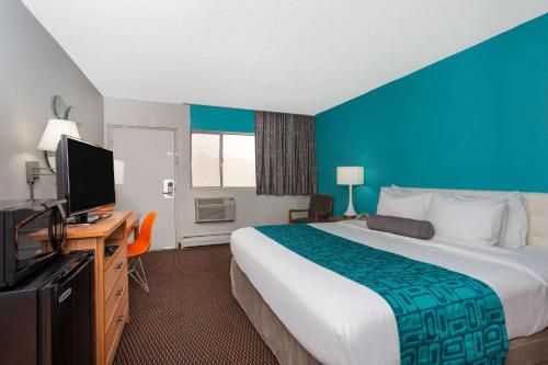 Postel nebo postele na pokoji v ubytování Howard Johnson by Wyndham Colorado Springs