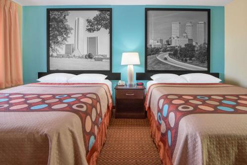Postel nebo postele na pokoji v ubytování Super 8 by Wyndham Tulsa