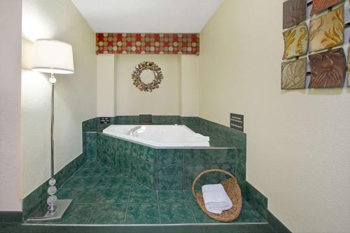Koupelna v ubytování Super 8 by Wyndham Bonne Terre