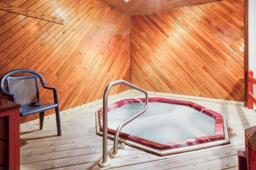 Imagen de la galería de Super 8 Beachfront by Wyndham Mackinaw City, MI, en Mackinaw City