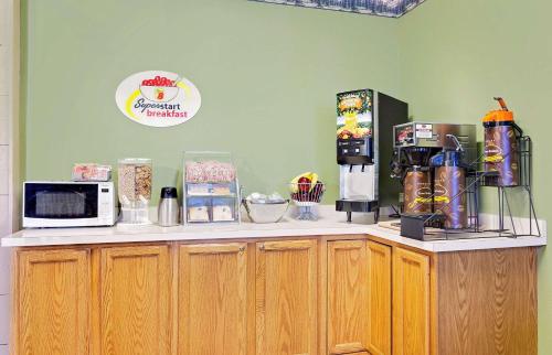 Kuchyň nebo kuchyňský kout v ubytování Super 8 by Wyndham Cut Bank