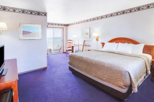 Cama o camas de una habitación en Super 8 Beachfront by Wyndham Mackinaw City, MI