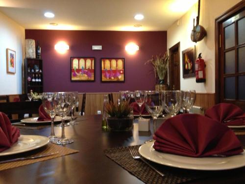 un comedor con una mesa larga con copas de vino en Hotel Rural Los Villares, en Los Villares de Soria