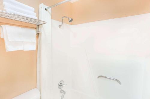 een badkamer met een douche en een wastafel bij Super 8 by Wyndham San Angelo in San Angelo