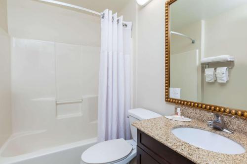 uma casa de banho com um lavatório, um WC e um chuveiro em Days Inn by Wyndham Camp Verde Arizona em Camp Verde