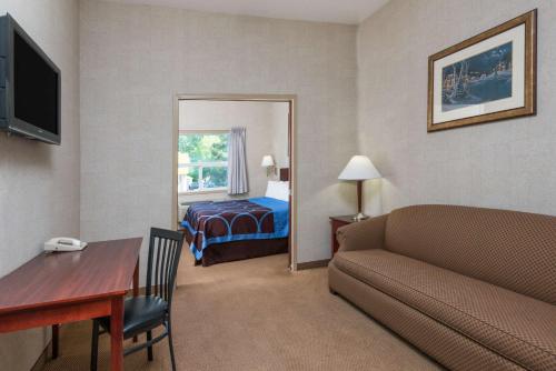 Imagen de la galería de Super 8 by Wyndham Red Deer City Centre, en Red Deer