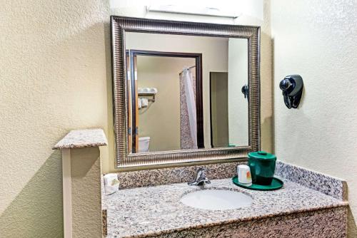 Super 8 by Wyndham San Antonio/Alamodome Area Image