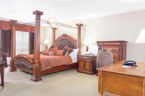 En eller flere senge i et værelse på Ramada by Wyndham Pincher Creek