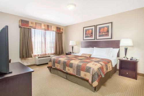
A bed or beds in a room at Ramada by Wyndham Pincher Creek
