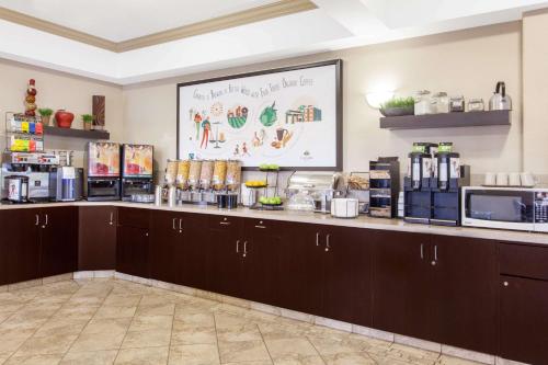 una caffetteria con bancone e forno a microonde di Ramada by Wyndham Pincher Creek a Pincher Creek