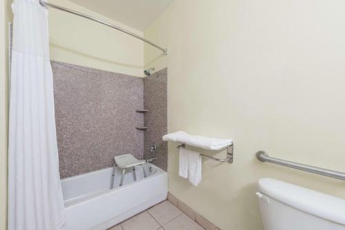 Ένα μπάνιο στο Days Inn & Suites by Wyndham Cleburne TX