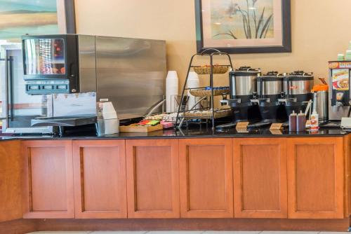 a counter in a fast food restaurant with a counter at Wingate by Wyndham New Braunfels in New Braunfels