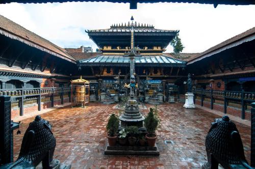 een gebouw met een fontein midden op een binnenplaats bij Heranya Yala in Kathmandu