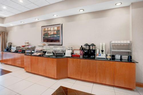 a coffee shop with a counter in a room at Wingate by Wyndham Atlanta Fairburn in Fairburn