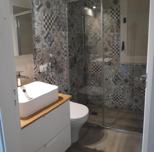 een badkamer met een toilet, een wastafel en een douche bij Casa Giummarra in San Vito lo Capo