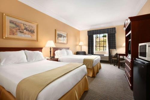 um quarto de hotel com duas camas e uma televisão em Days Inn by Wyndham Alta Vista em Altavista