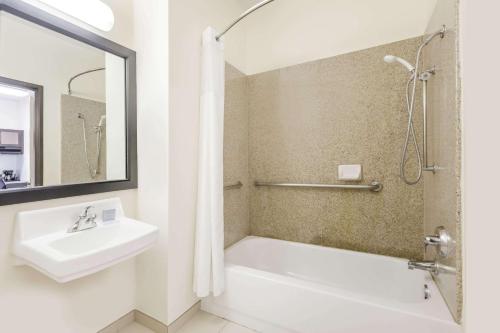 Ett badrum på Hawthorn Suites Irving DFW South