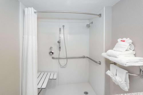 A bathroom at Casa Bella Inn & Suites Extended Stay