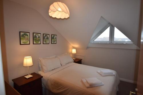 Tempat tidur dalam kamar di The Links Apartment Portrush
