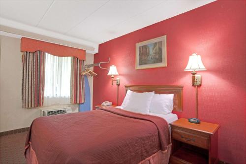 Säng eller sängar i ett rum på Travelodge by Wyndham Parsippany